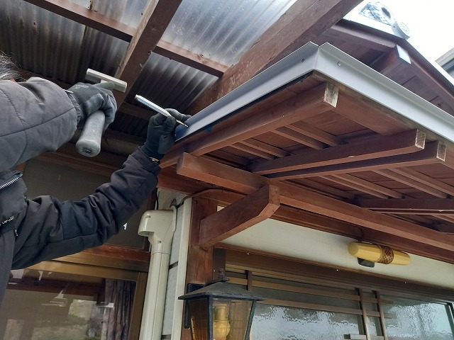 庇屋根の水切り板金設置